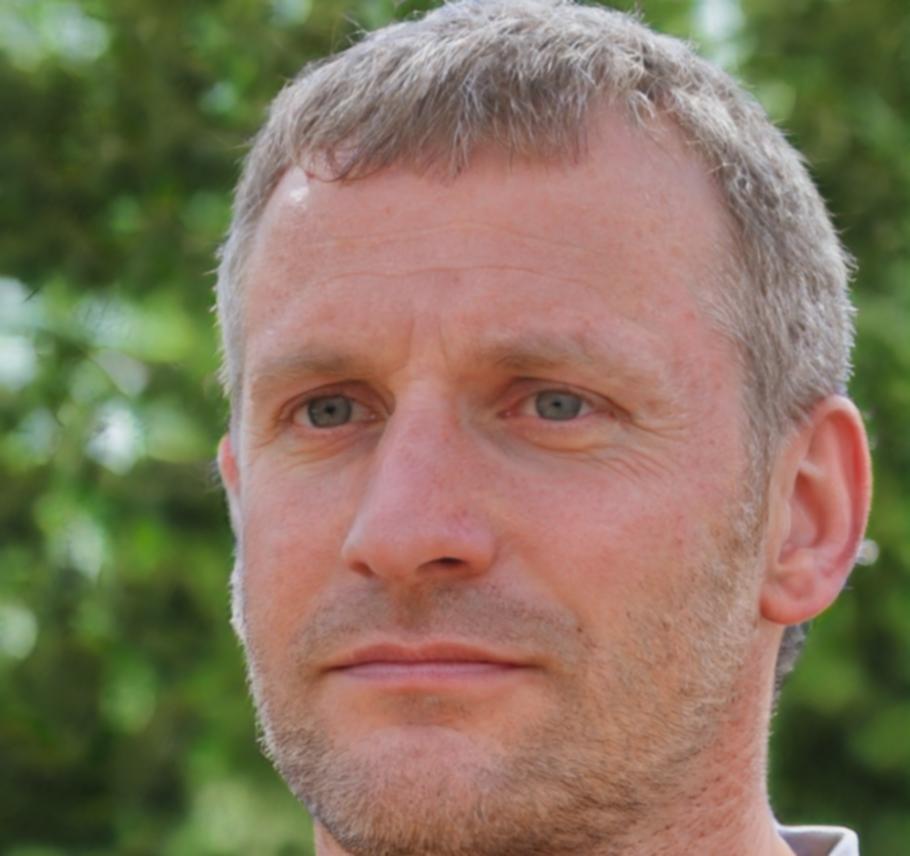Portrait de Marc Dubois, expert en analyse financière